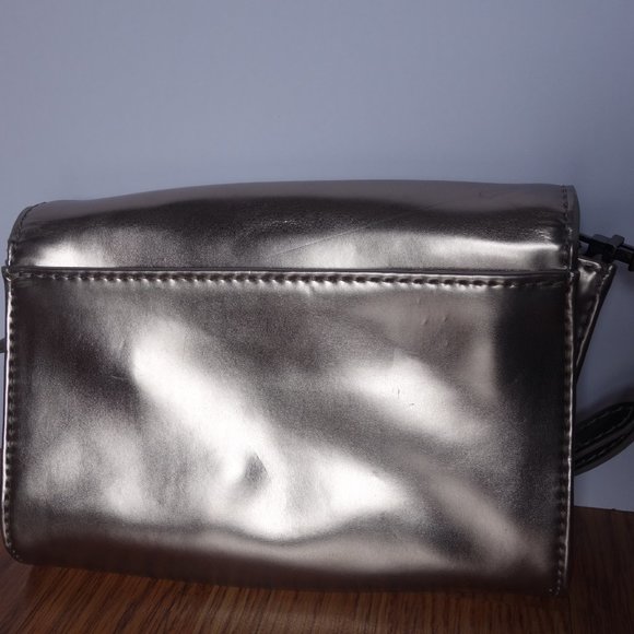 TORY BURCH Metallic Perforated Logo expandable clutch/crossbody - Picture 2 of 12